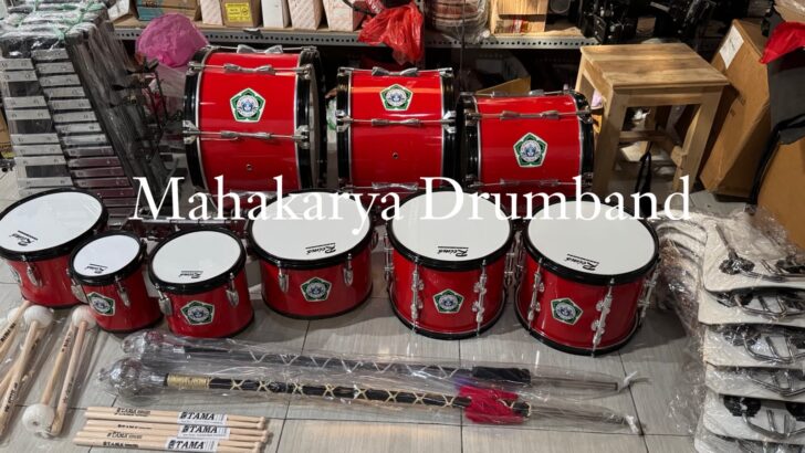 Alat Drumband Merah